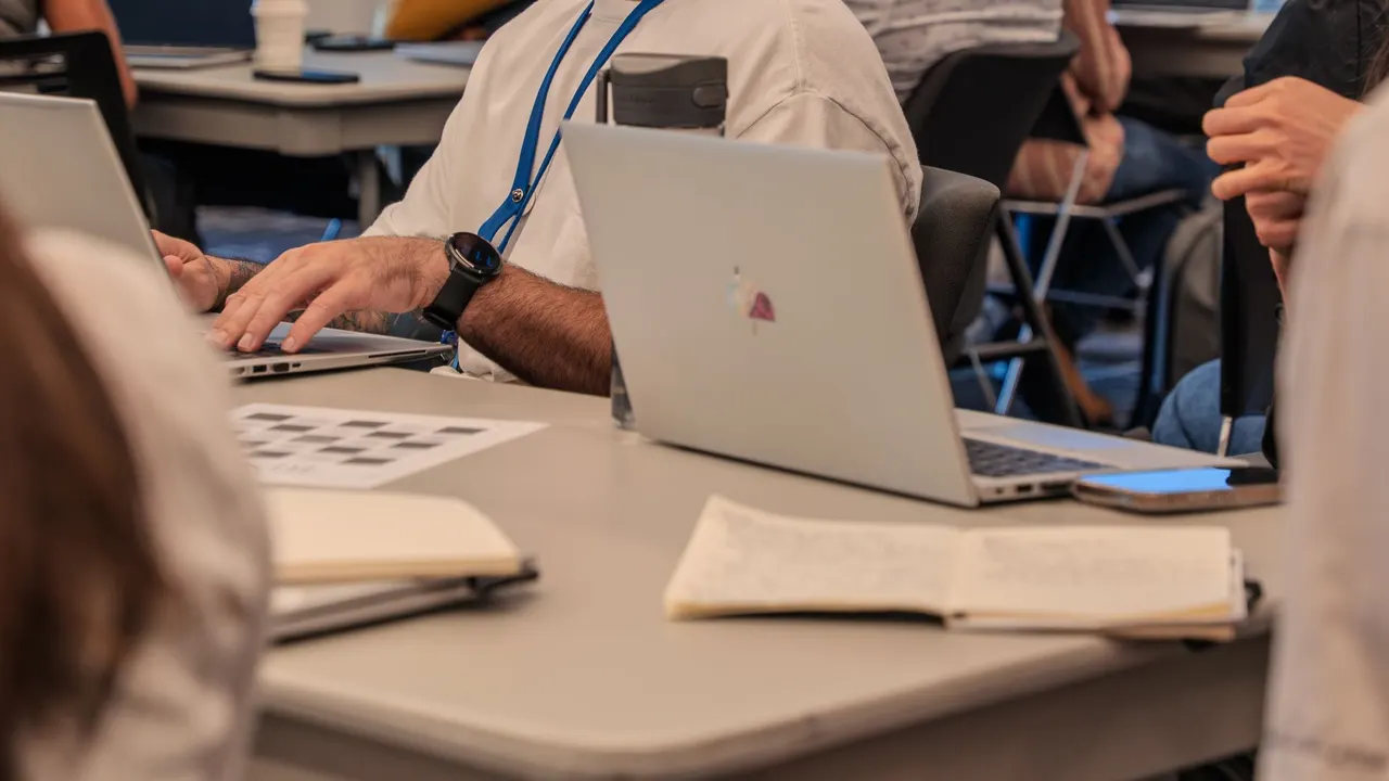 Un gruppo di lavoro durante un corso di formazione