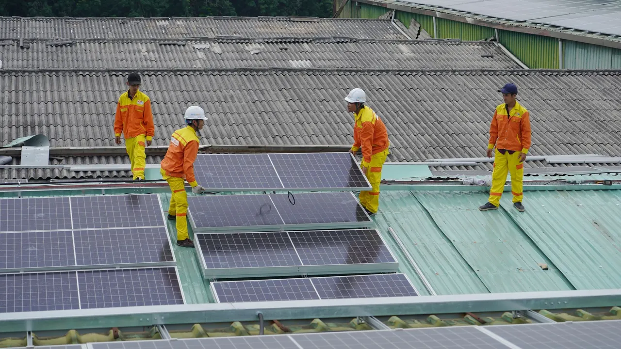 Installatori montano pannelli fotovoltaici su un tetto