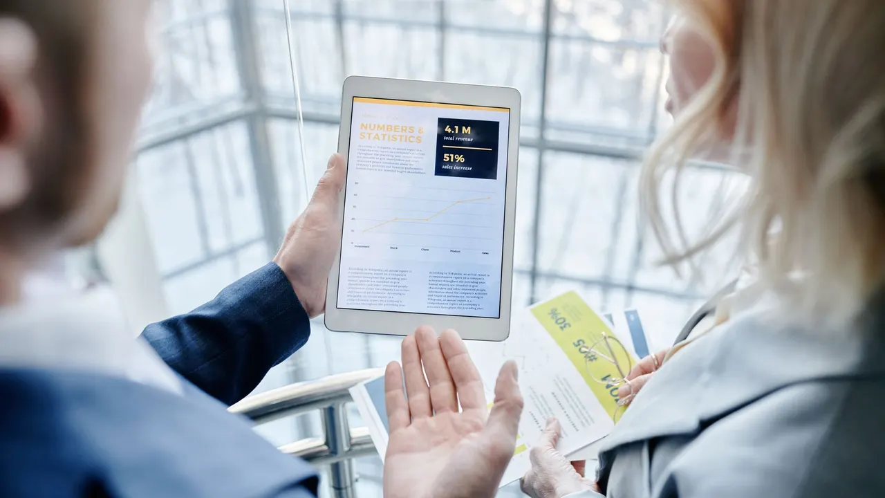 Un consulente mostra un tablet a una cliente