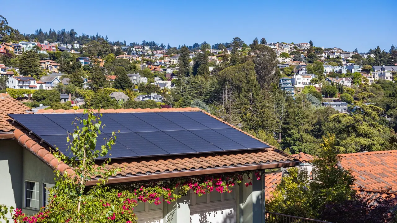Una casa con i pannelli fotovoltaici sul tetto