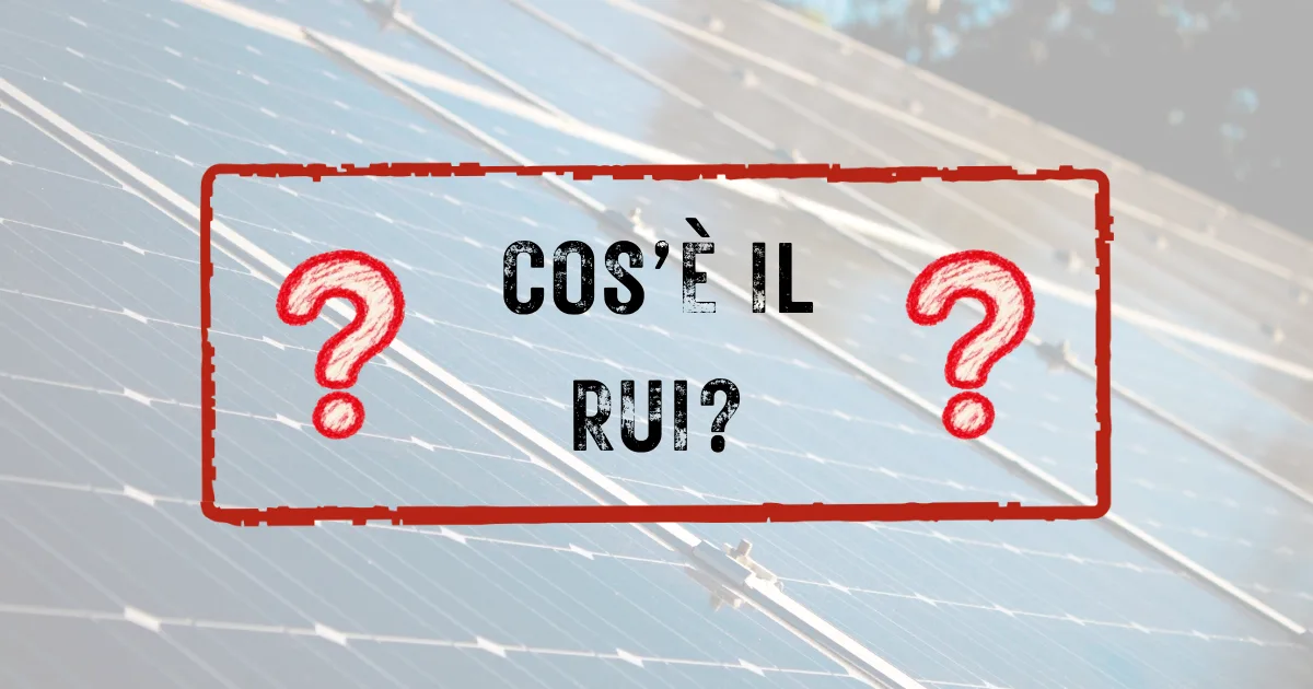 Pannelli fotovoltaici con la scritta «Cos'è il RUI?»