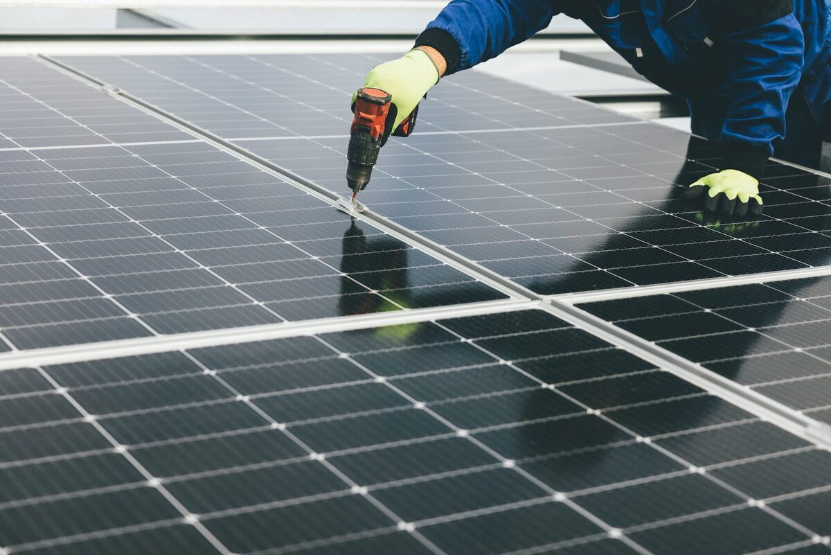 Impianto fermo: Un tecnico interviene su un modulo con l'avvitatore