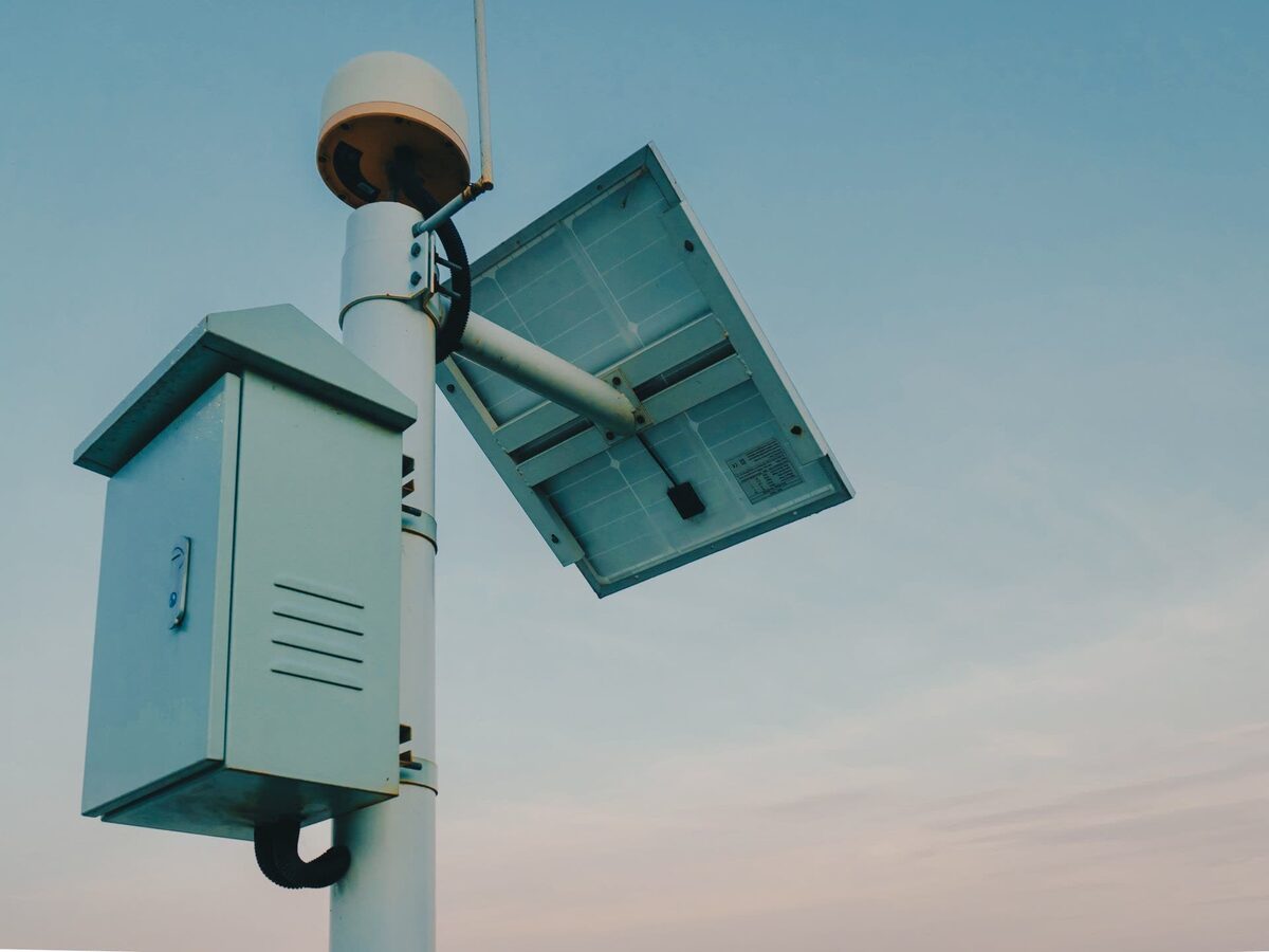 Furto: Un piccolo pannello solare e una cassetta elettrica montati su un palo